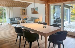 Гостиная зона в 3 Bedroom Gorgeous Home