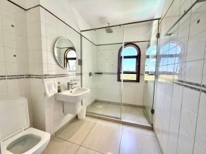 Ένα μπάνιο στο Libra Holiday Suites