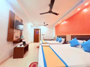 TV a/nebo společenská místnost v ubytování Bong Prince Near The New Digha Sea Beach + 25 fotografií