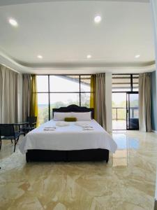 Un pat sau paturi într-o cameră la The Alexandria Marquis Hotel and Resort