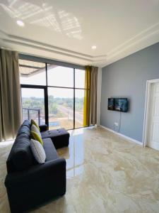 Un televizor și/sau centru de divertisment la The Alexandria Marquis Hotel and Resort +30 fotografii