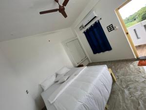 Giường trong phòng chung tại Ocean luxe inn