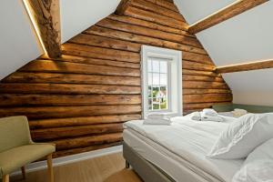 Una cama o camas en una habitación de Historic Customs House On Merdø From 1650