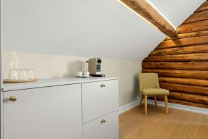 Una cocina o cocineta en Historic Customs House On Merdø From 1650