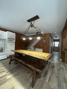 een eetkamer met een houten tafel in een keuken bij Chalets du Domaine - RUSTIQUE in Notre-Dame-Des-Bois