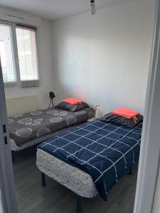 two twin beds in a room withthritisthritisthritisthritisthritisthritisthritisthritisthritis at Square Walliser près ZENITH in Strasbourg