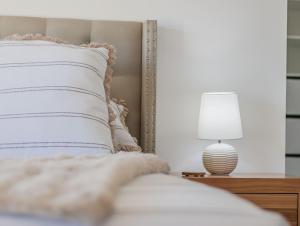 En eller flere senge i et værelse på Sugar Shore Retreat