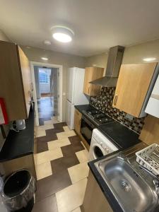 Kuchyň nebo kuchyňský kout v ubytování THE ROYAL BOUTIQUE LONDON LODGE By HEATHROW SLEEP 8