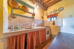 una cucina con lavello e frigorifero di Santantimo Tuscany Inn ad Arezzo