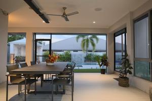 Un comedor con mesa y sillas en Serenade Retreat, At Coomera Waters, Gold Coast, en Gold Coast