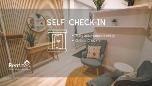 Una representación de una sala de estar con un sofá y una silla. en Fira Rooms Barcelona Hospitalet, en Hospitalet de Llobregat