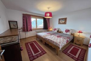 a bedroom with a bed and a window at Bruyères B22 in Verbier