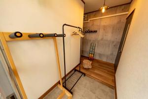 a walk in shower in a room with a wall at BUDDY HOUSE - Newコスパ重視! サンタプレゼントパーク10分! カムイリンクス28分! コンビニ徒歩3分! 旭川鷹栖インター5分! 商業施設すぐ! in Asahikawa