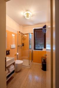 a bathroom with a shower and a toilet and a sink at WANDERLUST VILLETTE a SCHIERA - Bardolino, Lago di Garda - Verona in Bardolino +9 photos