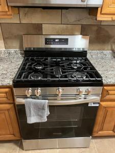 a black stove top oven in a kitchen at Your special Stay in Birmingham +6 photos