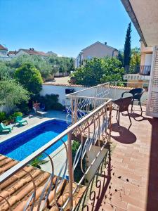 Un balcón de una casa con piscina. en Apartment with private pool and arbor, en Malinska