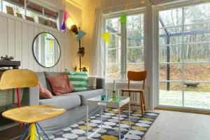 Гостиная зона в Cottage Near Forest Beach On Väddö