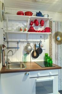 Кухня или мини-кухня в Cottage Near Forest Beach On Väddö
