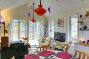 Телевизор и/или развлекательный центр в Cottage Near Forest Beach On Väddö