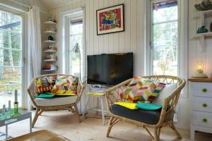 Телевизор и/или развлекательный центр в Cottage Near Forest Beach On Väddö