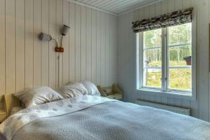 Кровать или кровати в номере Cottage Near Forest Beach On Väddö +5 фотографий