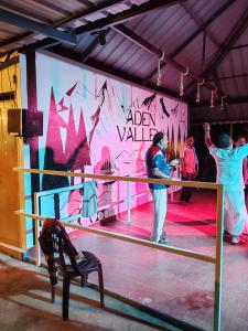 eine Gruppe von Personen, die auf einer Bühne stehen in der Unterkunft Aden Valley, kanthalloor in Kanthalloor + 40 Fotos
