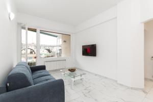 a living room with a blue couch and a tv at Il Sogno a due passi dal mare vicino PORTOFINO in Rapallo