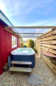 Fotografie z fotogalerie ubytování New Charming Scandinavian eco house with garden and jacuzzi v destinaci Vijfhuizen