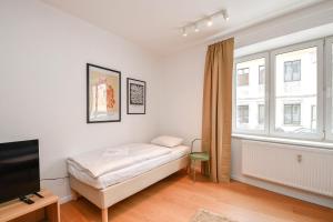 En eller flere senge i et værelse på Vysoka Apartments