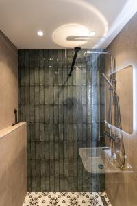 e bagno con doccia e vasca. di Likno a Alexandroupoli