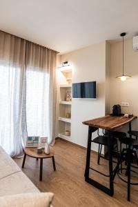 un soggiorno con scrivania e tavolo di Likno a Alexandroupoli