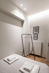 una camera da letto con un letto con due asciugamani sopra di Likno a Alexandroupoli