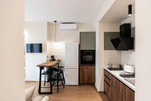 una cucina con tavolo e frigorifero di Likno a Alexandroupoli Altre 44 foto