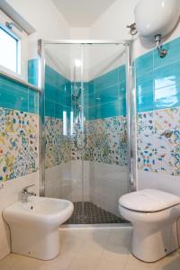 Giù in Calabria B&B - Terrazze Italiane Catanzaro Lido في كاتانزارو ليدو: حمام مع دش ومرحاض ومغسلة