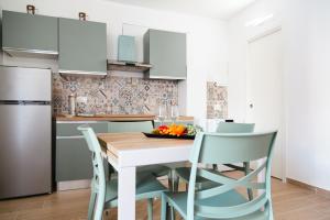 Giù in Calabria B&B - Terrazze Italiane Catanzaro Lido في كاتانزارو ليدو: مطبخ مع طاولة عليها صحن من الفواكه