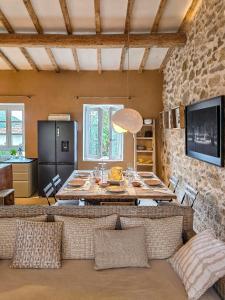 Et tv og/eller underholdning på House With Pergola And Stunning Sunset On Elba