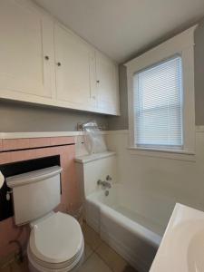 Un baño con inodoro, bañera y lavabo. en S and K Properties, en Moline 26 fotos más