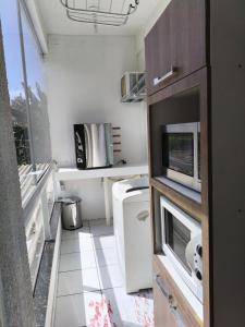 Køkken eller tekøkken på Apto 2 quartos, AR, TV smart, WIFI, garagem, fácil acesso a PRAIA ITAPEMA