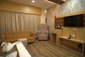 Imagen de la galería de Hotel Sonali Golden Palace, en Jāmb