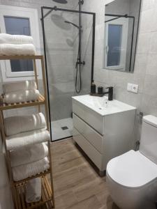 Ванная комната в Apartamento Bajo De Guía 1A +6 фотографий