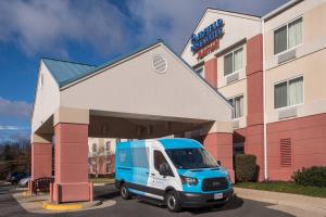 Una camioneta azul estacionada frente a un hotel en Fairfield Inn Dulles Airport Chantilly, en Chantilly