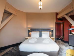 Una cama o camas en una habitación de Grand Hotel des Brotteaux Lyon Ctre - Handwritten Collection 58 fotos más