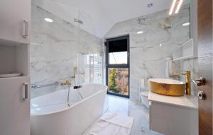 Phòng tắm tại Stunning Home In Banfi