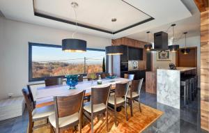 Nhà bếp/bếp nhỏ tại Stunning Home In Banfi