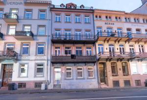 Bad Ems City Apartment nahe Therme und Zentrum في باد إمس: صف من المباني على شارع المدينة