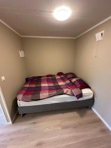 Ένα ή περισσότερα κρεβάτια σε δωμάτιο στο Modern studio apartment with wood-fired sauna