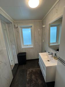 Ένα μπάνιο στο Modern studio apartment with wood-fired sauna +11 φωτογραφίες