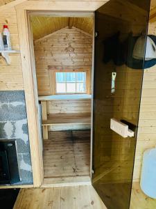 een binnenzicht op een sauna in een houten hut bij Modern studio apartment with wood-fired sauna in Bjørkheim
