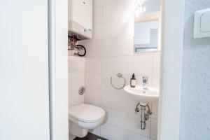 Bad Ems City Apartment nahe Therme und Zentrum في باد إمس: حمام أبيض مع مرحاض ومغسلة