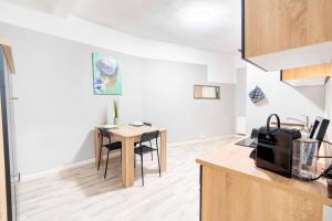 Bad Ems City Apartment nahe Therme und Zentrum في باد إمس: مطبخ مع طاولة وغرفة طعام